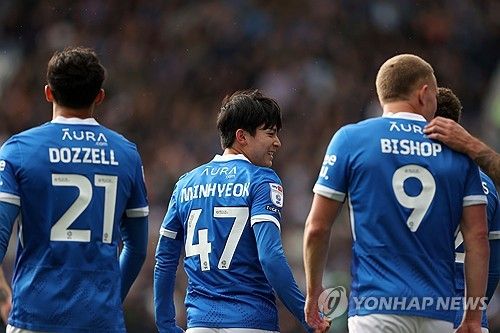 한때 레알 마드리드와 연결되기도 했던 한국 축구의 재능 양민혁이 포츠머스 임대를 조기에 마치고 잉글랜드 챔피언십(2부리그) 선두 코번트리 시티로 임대됐다. 원 소속팀인 토트넘 홋스퍼가 포츠머스 측에 양민혁의 임대 조기 종료를 요구한 것이 알려지면서 측면 자원 운용에 어려움을 겪고 있는 토트넘이 양민혁을 기용하려는 게 아니냐는 추측이 일었으나, 양민혁이 곧바로 코번트리로 임대되면서 그의 프리미어리그 데뷔도 미뤄지게 됐다. 사진 연합뉴스