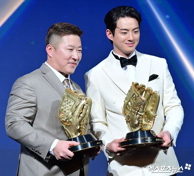 지난 12월 9일 오후 서울 송파구 잠실 롯데호텔 월드에서 열린 2025 신한은행 SOL 뱅크 '2025 KBO 골든글러브' 시상식, 삼성 최형우와 구자욱이 기념촬영을 갖고 있다. 엑스포츠뉴스 DB