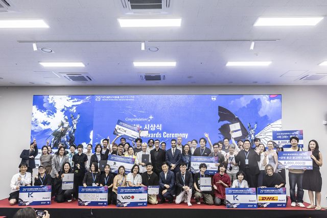 2025년 ‘BIFAN+ 시상식’에서 프로젝트 마켓 수상자들 기념사진. 사진= BIFAN