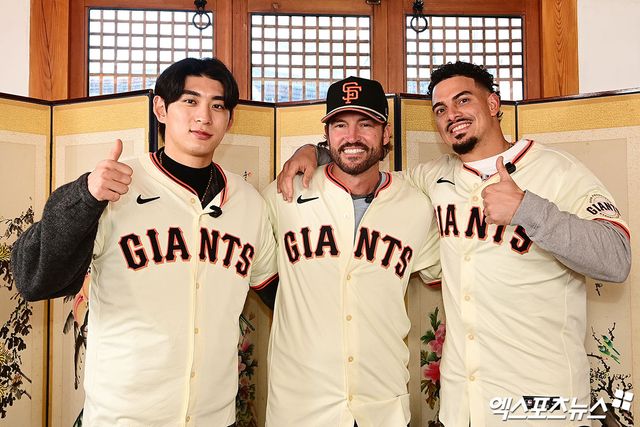 미국 메이저리그 샌프란시스코 자이언츠의 이정후(왼쪽)가 6일 서울 종로구 클래식고택 디토에서 열린 소속팀 샌프란시스코 방한 행사에 참석했다. 사진 박지영 기자