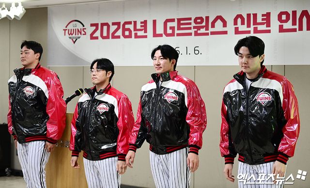  6일 오후 서울 송파구 잠실야구장에서 열린 '2026 LG 트윈스 시무식'에 참석한 LG 이재원, 김민수, 장시환, 이민호가 인사하고 있다. 잠실, 박지영 기자