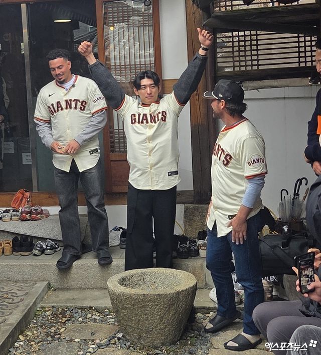 이정후(가운데)가 6일 서울 종로구 클래식고택 디토에서 열린 소속팀 샌프란시스코 방한 행사에서 비석치기를 이긴 뒤 기뻐하고 있는 모습. 사진 엑스포츠뉴스