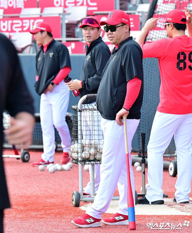 22일 오후 수원KT위즈파크에서 열리는 '2025 신한 SOL Bank KBO리그' KIA 타이거즈와 KT 위즈의 경기, KIA 이범호 감독이 선수들의 훈련을 지켜보고 있다. 엑스포츠뉴스 DB