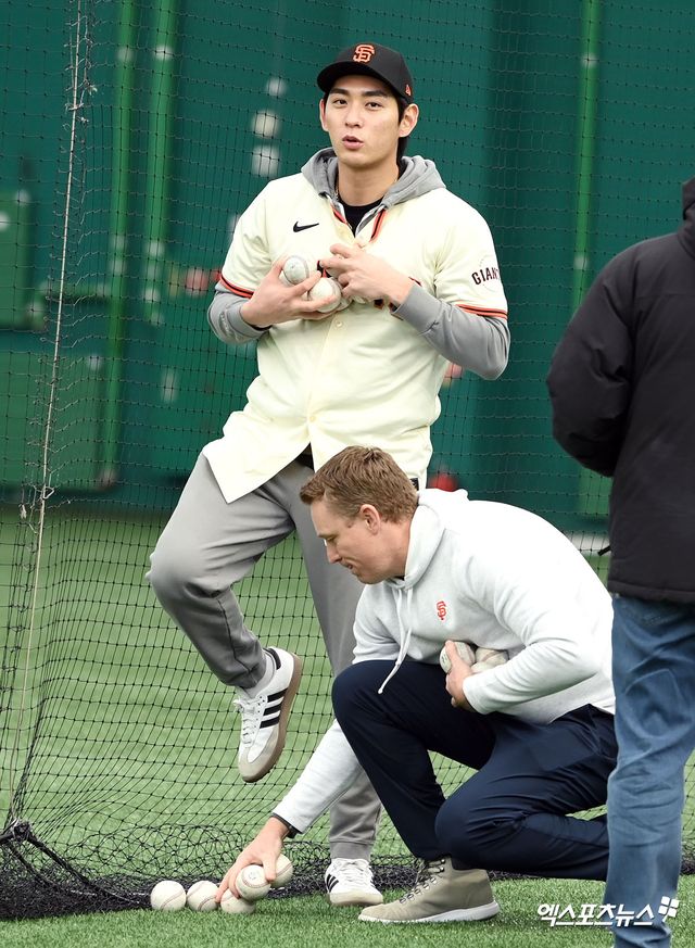 미국 메이저리그 샌프란시스코 자이언츠의 이정후가 7일 경기도 이천 LG챔피언스파크에서 열린 소속팀 유소년 야구 클리닉에 참석했다. 사진 고아라 기자