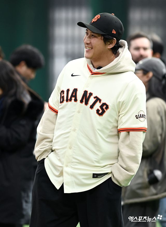 황재균은 7일 경기도 이천 LG챔피언스파크에서 열린 미국 메이저리그 샌프란시스코 자이언츠 주최 야구 클리닉에 일일 코치로 참가했다. 2017시즌 이후 9년 만에 샌프란시스코 유니폼을 입는 뜻깊은 경험을 했다. 황재균은 행사 종료 후 근황을 묻는 질문에 '그냥 백수 생활을 하고 있다'고 농담을 던진 뒤 '아직까지 (은퇴를 했는지) 잘 모르겠다. 다른 선수들이 스프링캠프를 떠나야 실감이 날 것 같다'고 말했다. 황재균은 아직 FA계약을 하지 못한 손아섭에 대해선 '아섭이가 지금 상황이 많이 안 좋고 힘들어 하고 있다'며 위로 중이라고 했다. 이천, 고아라 기자