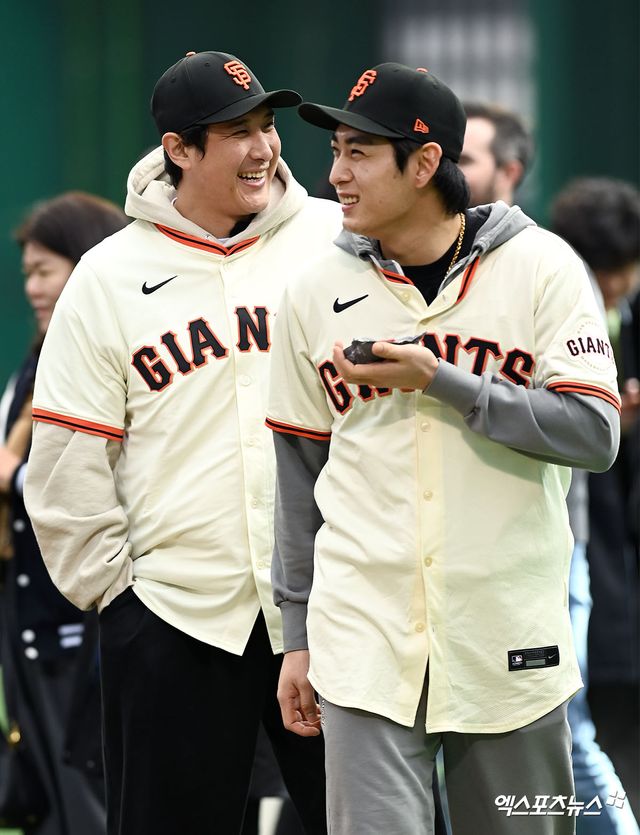 황재균(왼쪽)과 이정후가 7일 경기도 이천 LG챔피언스파크에서 열린 샌프란시스코 자이언츠 구단 주최 유소년 야구 클리닉에 참석했다. 사진 고아라 기자