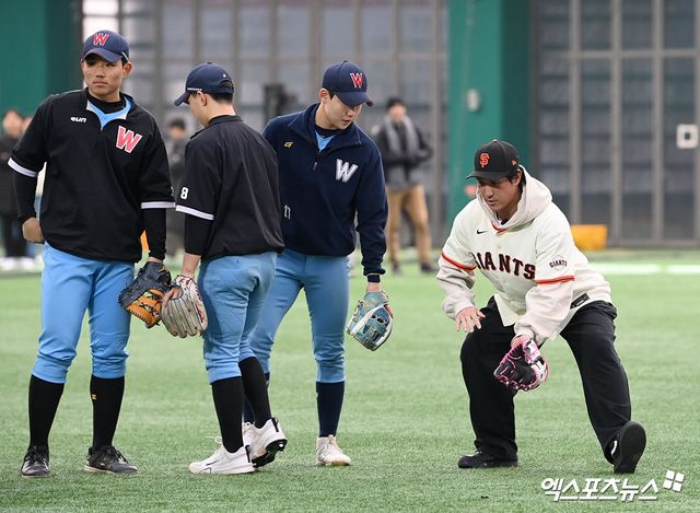 황재균(오른쪽 첫 번째)이 7일 경기도 이천 LG챔피언스파크에서 열린 샌프란시스코 자이언츠 구단 주최 유소년 야구 클리닉에 참석했다. 사진 고아라 기자
