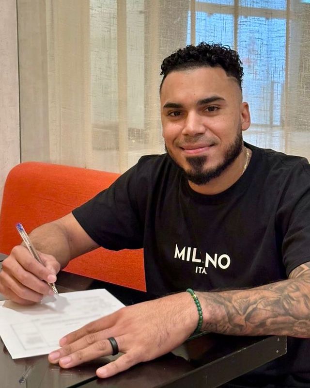 KIA 타이거즈가 지난달 24일 새 외국인 타자 해럴드 카스트로와 총액 100만 달러(계약금 20만 달러, 연봉 70만 달러, 옵션 10만 달러)에 계약했다. 카스트로는 정교한 타격 능력을 보유한 중장거리형 타자이며, 내야와 외야 전 수비 포지션을 소화할 수 있는 자원이다. 미국 메이저리그(MLB)에서 6시즌을 소화했고, 마이너리그에서는 3시즌(이하 트리플A)을 보냈다. KIA 타이거즈