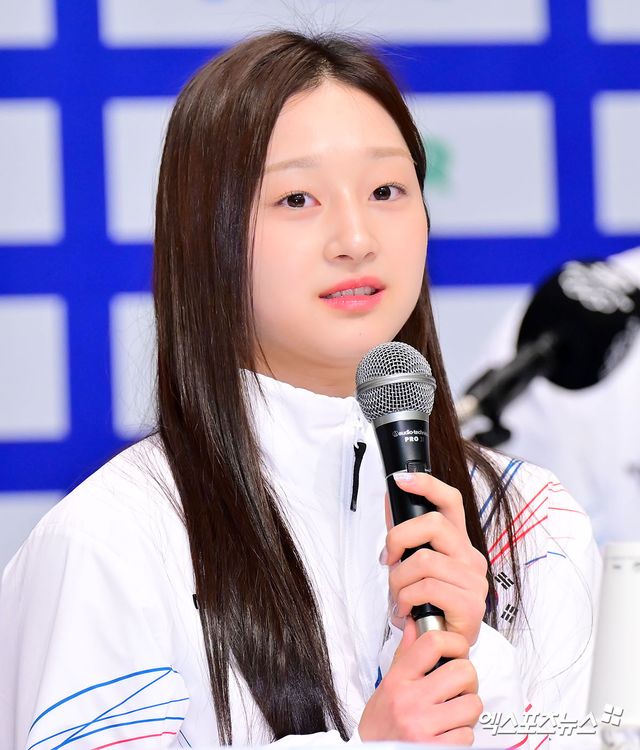 대한민국 국가대표 선수단은 7일 충북 진천국가대표선수촌 챔피언하우스에서 열린 2026 밀라노·코르티나 동계올림픽대회 미디어데이에 참석한다. 한국은 오는 2월6일부터 22일까지 개최되는 2026 밀라노·코르티나 동계올림픽대회에 방상, 스키 등 6개 종목에서 69명이 참가할 것으로 예상된다. 이번 2026 밀라노·코르티나 동계올림픽대회에서 한국은 빙상 외 종목에서 메달을 따고 금메달을 3개 이상 획득해 2022 베이징 대회(금2, 은5, 동2) 때의 성적을 넘어서는 것을 목표로 삼았다. 진천국가대표선수촌, 김한준 기자