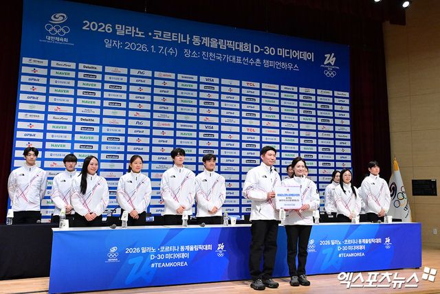 대한민국 국가대표 선수단은 7일 충북 진천국가대표선수촌 챔피언하우스에서 열린 2026 밀라노·코르티나 동계올림픽대회 미디어데이에 참석한다. 한국은 오는 2월6일부터 22일까지 개최되는 2026 밀라노·코르티나 동계올림픽대회에 방상, 스키 등 6개 종목에서 69명이 참가할 것으로 예상된다. 이번 2026 밀라노·코르티나 동계올림픽대회에서 한국은 빙상 외 종목에서 메달을 따고 금메달을 3개 이상 획득해 2022 베이징 대회(금2, 은5, 동2) 때의 성적을 넘어서는 것을 목표로 삼았다. 진천국가대표선수촌, 김한준 기자