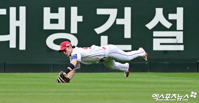 9일 오후 인천SSG랜더스필드에서 열린 '2025 신한 SOL Bank KBO 포스트시즌' 삼성 라이온즈와 SSG 랜더스의 준플레이오프 1차전 경기, 2회초 1사 1,2루 SSG 중견수 최지훈이 삼성 이재현의 플라이 타구를 호수비로 처리하고 있다. 엑스포츠뉴스 DB
