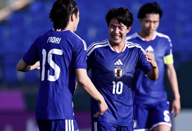 오이와 고 감독이 이끄는 일본 23세 이하(U-23) 축구대표팀이 2026 아시아축구연맹(AFC) U-23 아시안컵 첫 경기부터 가공할 화력을 뽐내며 아시아 정상 수성에 시동을 걸었다. 일본은 7일(한국시간) 사우디아라비아 제다의 킹 압둘라 스포츠시티에서 열린 대회 조별리그 B조 1차전에서 시리아를 5-0으로 대파했다. 이번 대회에 규정 연령보다 두 살 어린 21세 이하(U-21) 선수들로 팀을 꾸리고도 압도적인 경기력을 선보였다. AFC
