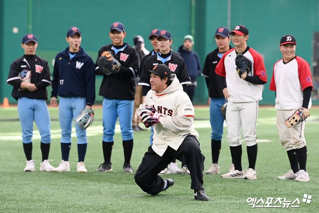 황재균은 7일 경기도 이천 LG챔피언스파크에서 열린 미국 메이저리그 샌프란시스코 자이언츠 주최 야구 클리닉에 일일 코치로 참가했다. 2017시즌 이후 9년 만에 샌프란시스코 유니폼을 입는 뜻깊은 경험을 했다. 황재균은 행사 종료 후 근황을 묻는 질문에 '그냥 백수 생활을 하고 있다'고 농담을 던진 뒤 '아직까지 (은퇴를 했는지) 잘 모르겠다. 다른 선수들이 스프링캠프를 떠나야 실감이 날 것 같다'고 말했다. 황재균은 아직 FA계약을 하지 못한 손아섭에 대해선 '아섭이가 지금 상황이 많이 안 좋고 힘들어 하고 있다'며 위로 중이라고 했다. 이천, 고아라 기자