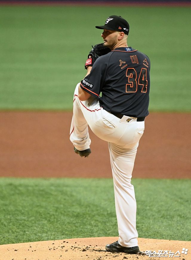 미국 매체 CBS스포츠는 8일(한국시간) 디트로이트 타이거스는 버치 스미스와 마이너리그 계약을 체결했으며, 계약에는 스프링캠프 트레이닝 초청이 포함되어 있다고 보도했다. 스미스는 메이저리그(MLB)에 진출하면 150만 달러(약 21억8000만원)의 연봉을 받게 되며, 추가로 25만 달러(약 3억6300만원)의 인센티브를 받을 수 있다. 스미스는 2023시즌을 앞두고 한화 이글스와 계약해 KBO 무대에 진출했지만 개막전에서 3이닝도 못 던지고 부상을 입어 방출됐을 뿐만 아니라 한국을 떠난 때 사회관계망서비스(SNS)에서 한국을 비하하는 발언을 남겨 논란을 일으켰다. 엑스포츠뉴스DB