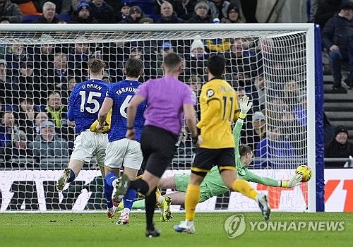 직전 경기 맹활약으로 부활포를 쏘아 올렸던 '황소' 황희찬(울버햄튼)이 에버턴 원정에서 침묵했다. 울버햄튼은 상대 선수 2명이 퇴장당하는 절대적인 우세를 잡았으나 이를 살리지 못하고 무승부에 그쳤다. 롭 에드워즈 감독이 이끄는 울버햄튼은 8일(한국시간) 영국 리버풀의 힐 디킨슨 스타디움에서 열린 에버턴과의 2025-2026시즌 잉글리시 프리미어리그(EPL) 21라운드 원정 경기에서 1-1로 비겼다. 연합뉴스