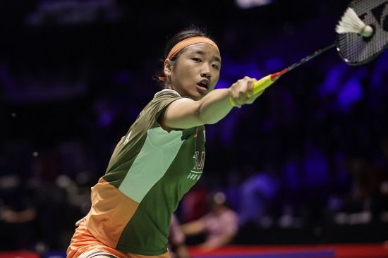 안세영은 8일 말레이시아 쿠알라룸푸르 악시아타 아레나에서 열린 세계배드민턴연맹(BWF) 월드투어 슈퍼 1000 말레이시아오픈 여자 단식 16강전에서 오쿠하라 노조미(일본)를 37분 만에 게임스코어 2-0(21-17 21-7)로 완파했다. 안세영은 이날 승리로 지난해 9월 코리아 오픈 결승전 패배 뒤 22연승을 달리게 됐다. 연합뉴스