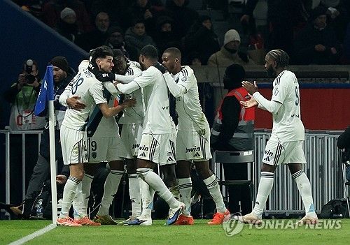 파리 생제르맹(PSG)이 '르 클라시크' 라이벌 올랭피크 마르세유를 꺾고 슈퍼컵(트로페 데 샹피옹) 정상에 올랐다. 한국 축구 에이스 이강인은 비록 부상으로 그라운드를 밟지는 못했지만, PSG 입단 후 11번째 우승 트로피를 들어 올리는 기쁨을 맛봤다. 연합뉴스