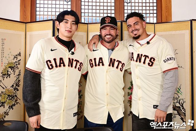 6일 오후 서울 종로구 클래식고택 디토에서 미국 프로야구 메이저리그 베이스볼(MLB) 샌프란시스코 자이언츠 한국 방문 미디어데이가 열렸다. 이날 한국 문화 체험 행사에 참석한 샌프란시스코 자이언츠 이정후, 토니 비텔로 감독, 윌리 아다메스가 포토타임을 갖고 있다. 엑스포츠뉴스 DB