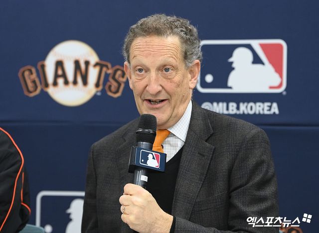 7일 오후 경기도 이천 LG챔피언스파크에서 열린 샌프란시스코 자이언츠 한국 방문 미디어데이, SF 래리 베어 CEO가 인사를 하고 있다. 엑스포츠뉴스 DB