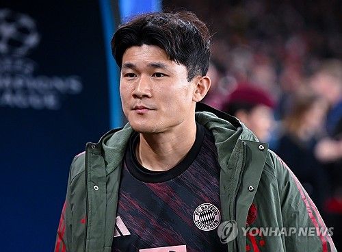 좁아진 입지 탓에 이적설이 끊이지 않고 있지만 김민재는 팬들 앞에서 직접 잔류 의지를 천명하며 최근 나오고 있는 이적설을 반박했다. 최근 독일 아이히슈테텐 체육관에서 열린 알고이봄버 팬클럽 행사에 참석해 팬들의 질문에 답하며 뮌헨 잔류를 공식화했다. 김민재는 이적설에 대한 질문에 이탈리아 등에서 제안이 있었던 것은 사실이지만 모두 거절했으며 이적을 생각해 본 적은 단 한 번도 없었다고 못 박았다. 연합뉴스