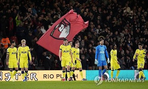 성적 부진에 시달리고 있는 토트넘 홋스퍼의 토마스 프랑크 감독이 북런던 최대 라이벌인 아스널의 로고가 새겨진 컵을 사용하는 장면이 포착돼 팬들의 공분을 사고 있다. 토트넘은 8일(한국시간) 영국 본머스 바이탈리티 스타디움에서 열린 본머스와의 2025-2026시즌 프리미어리그 21라운드 원정 경기에서 2-3으로 무릎을 꿇었다. 경기 전 중계 화면에 프랑크 감독이 라이벌인 아스널의 로고가 선명하게 박힌 컵을 들고 커피를 마시는 모습이 잡혔다. 연합뉴스