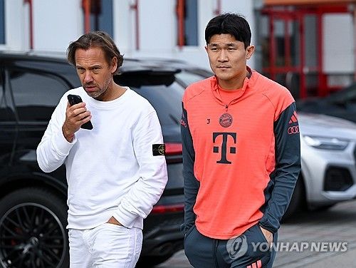 좁아진 입지 탓에 이적설이 끊이지 않고 있지만 김민재는 팬들 앞에서 직접 잔류 의지를 천명하며 최근 나오고 있는 이적설을 반박했다. 최근 독일 아이히슈테텐 체육관에서 열린 알고이봄버 팬클럽 행사에 참석해 팬들의 질문에 답하며 뮌헨 잔류를 공식화했다. 김민재는 이적설에 대한 질문에 이탈리아 등에서 제안이 있었던 것은 사실이지만 모두 거절했으며 이적을 생각해 본 적은 단 한 번도 없었다고 못 박았다. 연합뉴스