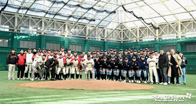 7일 오후 경기도 이천 LG챔피언스파크에서 열린 샌프란시스코 자이언츠 한국 방문 미디어데이, 샌프란시스코 자이언츠 래리 베어 CEO, 버스터 포지 사장, 토니 비텔로 감독, 이정후, 윌리 아다메스 선수가 휘문고, 덕수고 초청된 선수들과 함께 포토타임을 갖고 있다. 엑스포츠뉴스 DB