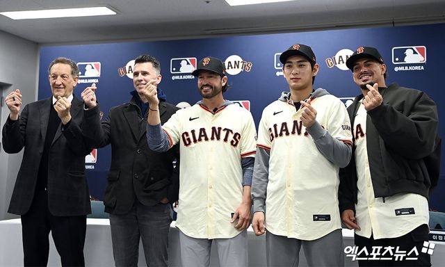 7일 오후 경기도 이천 LG챔피언스파크에서 열린 샌프란시스코 자이언츠 한국 방문 미디어데이, 샌프란시스코 자이언츠 래리 베어 CEO, 버스터 포지 사장, 토니 비텔로 감독, 이정후, 윌리 아다메스 선수가 포토타임을 갖고 있다. 엑스포츠뉴스 DB