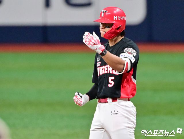 6일 오후 서울 구로구 고척스카이돔에서 열린 '2025 신한 SOL Bank KBO리그' KIA 타이거즈와 키움 히어로즈의 경기, 1회초 1사 1루 KIA 김도영이 좌전안타를 날린 후 기뻐하고 있다. 엑스포츠뉴스 DB