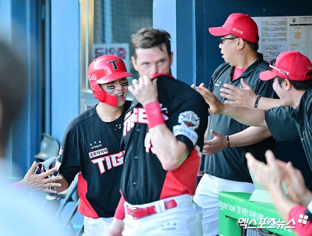 29일 오후 서울 송파구 잠실야구장에서 열린 '2025 신한 SOL Bank KBO리그' KIA 타이거즈와 LG 트윈스의 경기, 6회초 1사 2,3루 KIA 오선우가 김석환의 2타점 3루타때 득점에 성공하고 있다. 엑스포츠뉴스 DB