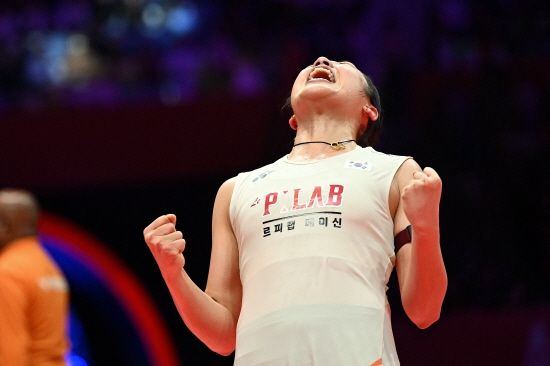 안세영은 8일 말레이시아 쿠알라룸푸르 악시아타 아레나에서 열린 세계배드민턴연맹(BWF) 월드투어 슈퍼 1000 말레이시아오픈 여자 단식 16강전에서 오쿠하라 노조미(일본)를 37분 만에 게임스코어 2-0(21-17 21-7)로 완파했다. 세계랭킹 5위로, 안세영과 8강에서 만날 것이 유력했던 중국의 삼총사 중 한 명 한웨가 16강전 직전 기권을 선언하면서 안세영은 한웨를 피하고 세계 26위 리네 카예르스펠트(덴마크)와 준결승 진출을 다투게 됐다. 안세영은 이날 승리로 지난해 9월 코리아 오픈 결승전 패배 뒤 22연승을 달리게 됐다. 연합뉴스