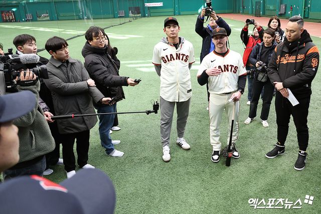 7일 오후 경기도 이천 LG챔피언스파크에서 열린 샌프란시스코 자이언츠 한국 방문 미디어데이, SF 이정후, 로빈슨 코치가 야구 클리닉을 진행하고 있다. 엑스포츠뉴스 DB