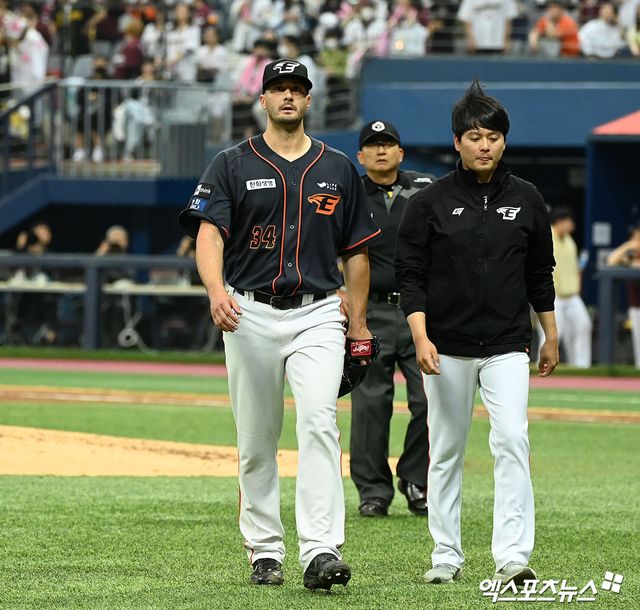 미국 매체 CBS스포츠는 8일(한국시간) 디트로이트 타이거스는 버치 스미스와 마이너리그 계약을 체결했으며, 계약에는 스프링캠프 트레이닝 초청이 포함되어 있다고 보도했다. 스미스는 메이저리그(MLB)에 진출하면 150만 달러(약 21억8000만원)의 연봉을 받게 되며, 추가로 25만 달러(약 3억6300만원)의 인센티브를 받을 수 있다. 스미스는 2023시즌을 앞두고 한화 이글스와 계약해 KBO 무대에 진출했지만 개막전에서 3이닝도 못 던지고 부상을 입어 방출됐을 뿐만 아니라 한국을 떠난 때 사회관계망서비스(SNS)에서 한국을 비하하는 발언을 남겨 논란을 일으켰다. 엑스포츠뉴스DB