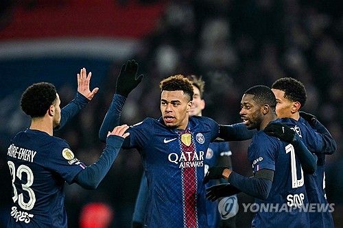 파리 생제르맹(PSG)이 '르 클라시크' 라이벌 올랭피크 마르세유를 꺾고 슈퍼컵(트로페 데 샹피옹) 정상에 올랐다. 한국 축구 에이스 이강인은 비록 부상으로 그라운드를 밟지는 못했지만, PSG 입단 후 11번째 우승 트로피를 들어 올리는 기쁨을 맛봤다. 연합뉴스