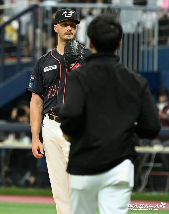 미국 매체 CBS스포츠는 8일(한국시간) 디트로이트 타이거스는 버치 스미스와 마이너리그 계약을 체결했으며, 계약에는 스프링캠프 트레이닝 초청이 포함되어 있다고 보도했다. 스미스는 메이저리그(MLB)에 진출하면 150만 달러(약 21억8000만원)의 연봉을 받게 되며, 추가로 25만 달러(약 3억6300만원)의 인센티브를 받을 수 있다. 스미스는 2023시즌을 앞두고 한화 이글스와 계약해 KBO 무대에 진출했지만 개막전에서 3이닝도 못 던지고 부상을 입어 방출됐을 뿐만 아니라 한국을 떠난 때 사회관계망서비스(SNS)에서 한국을 비하하는 발언을 남겨 논란을 일으켰다. 엑스포츠뉴스DB