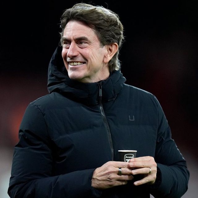 성적 부진에 시달리고 있는 토트넘 홋스퍼의 토마스 프랑크 감독이 북런던 최대 라이벌인 아스널의 로고가 새겨진 컵을 사용하는 장면이 포착돼 팬들의 공분을 사고 있다. 토트넘은 8일(한국시간) 영국 본머스 바이탈리티 스타디움에서 열린 본머스와의 2025-2026시즌 프리미어리그 21라운드 원정 경기에서 2-3으로 무릎을 꿇었다. 경기 전 중계 화면에 프랑크 감독이 라이벌인 아스널의 로고가 선명하게 박힌 컵을 들고 커피를 마시는 모습이 잡혔다. SNS