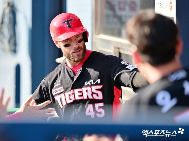 지난해 KIA 타이거즈 유니폼을 입고 KBO리그에서 뛴 패트릭 위즈덤이 8일 시애틀 매리너스와 스프링캠프 초청권이 포함된 마이너리그 계약을 맺었다. 그는 2018년부터 2024년까지 빅리그에서 뛰면서 통산 455경기 1311타수 274안타 타율 0.209, 88홈런, 207타점, 출루율 0.291, 장타율 0.459의 성적을 남겼다. 엑스포츠뉴스 DB