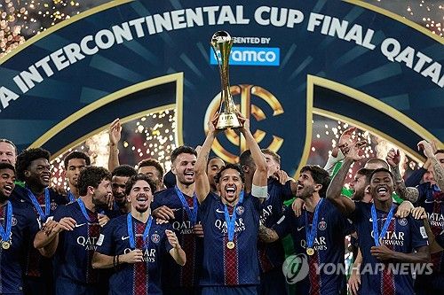 파리 생제르맹(PSG)이 '르 클라시크' 라이벌 올랭피크 마르세유를 꺾고 슈퍼컵(트로페 데 샹피옹) 정상에 올랐다. 한국 축구 에이스 이강인은 비록 부상으로 그라운드를 밟지는 못했지만, PSG 입단 후 11번째 우승 트로피를 들어 올리는 기쁨을 맛봤다. 연합뉴스