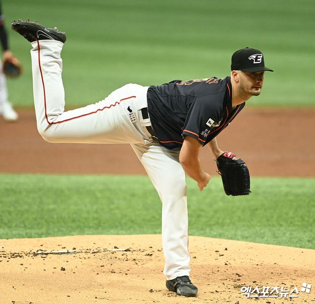 미국 매체 CBS스포츠는 8일(한국시간) 디트로이트 타이거스는 버치 스미스와 마이너리그 계약을 체결했으며, 계약에는 스프링캠프 트레이닝 초청이 포함되어 있다고 보도했다. 스미스는 메이저리그(MLB)에 진출하면 150만 달러(약 21억8000만원)의 연봉을 받게 되며, 추가로 25만 달러(약 3억6300만원)의 인센티브를 받을 수 있다. 스미스는 2023시즌을 앞두고 한화 이글스와 계약해 KBO 무대에 진출했지만 개막전에서 3이닝도 못 던지고 부상을 입어 방출됐을 뿐만 아니라 한국을 떠난 때 사회관계망서비스(SNS)에서 한국을 비하하는 발언을 남겨 논란을 일으켰다. 엑스포츠뉴스DB