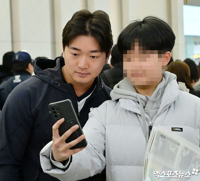 한국 야구 대표팀이 2026 WBC(월드베이스볼클래식) 대비 1차 캠프를 위해 9일 오전 인천국제공항을 통해 사이판으로 출국했다. 고우석이 팬과 기념촬영을 갖고 있다. 인천공항, 김한준 기자