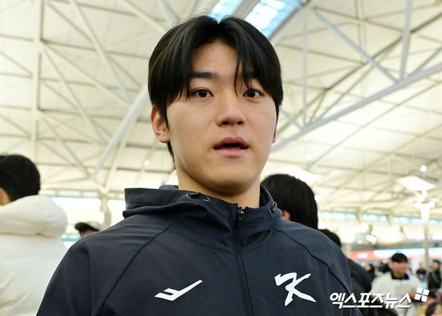 한국 야구 대표팀이 2026 WBC(월드베이스볼클래식) 대비 1차 캠프를 위해 9일 오전 인천국제공항을 통해 사이판으로 출국했다. 김도영이 인터뷰 장소로 이동하고 있다. 인천공항, 김한준 기자