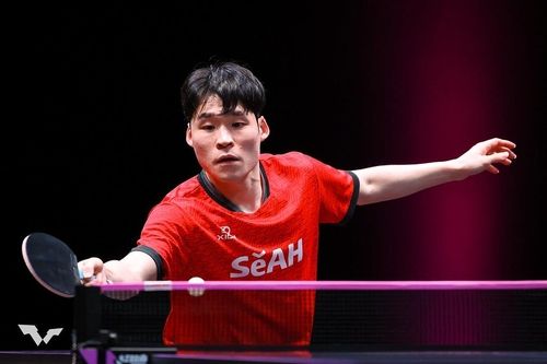 장우진은 9일(한국시간) 카타르 도하에서 열린 2026 월드테이블테니스(WTT) 챔피언스 도하 남자단식 16강에서 도가미 슌스케를 게임스코어 3-1로 눌렀다. 장우진은 전날 32강 첫 판에서 프랑스가 자랑하는 '탁구 천재 형제' 중 형인 알렉시스 르브렁을 맞아 혈투 끝에 게임스코어 3-2로 이기고 16강에 올랐다. 장우진은 생애 처음으로 알렉시스 르브렁을 따돌렸다. 이어 최근 남자탁구에서 실력이 급성장하고 있는 일본에서 꾸준히 활약하고 있는 도가미까지 제압하면서 신바람을 냈다. WTT 챔피언스는 WTT 시리즈 중 그랜드스매시 다음으로 등급이 높다. 부상자를 제외하면 국제탁구연맹(ITTF) 상위 랭커들이 거의 대부분 출전한다. WTT 인스타그램