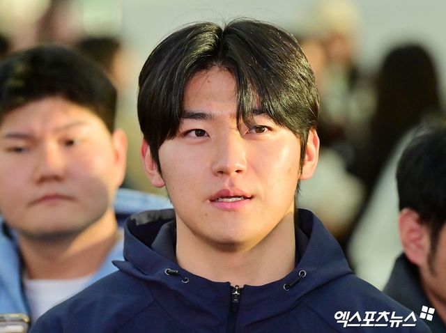 한국 야구 대표팀이 2026 WBC(월드베이스볼클래식) 대비 1차 캠프를 위해 9일 오전 인천국제공항을 통해 사이판으로 출국했다. 출국 전 인터뷰하는 김도영. 인천공항, 김한준 기자