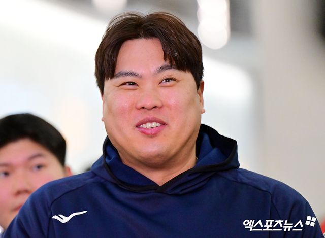 한국 야구 대표팀이 2026 WBC(월드베이스볼클래식) 대비 1차 캠프를 위해 9일 오전 인천국제공항을 통해 사이판으로 출국했다. 출국 전 인터뷰하는 류현진. 인천공항, 김한준 기자