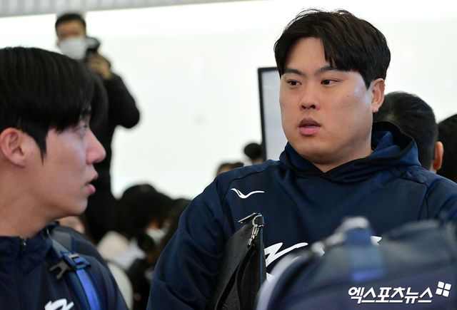한국 야구 대표팀이 2026 WBC(월드베이스볼클래식) 대비 1차 캠프를 위해 9일 오전 인천국제공항을 통해 사이판으로 출국했다. 출국장으로 향하는 류현진. 인천공항, 김한준 기자