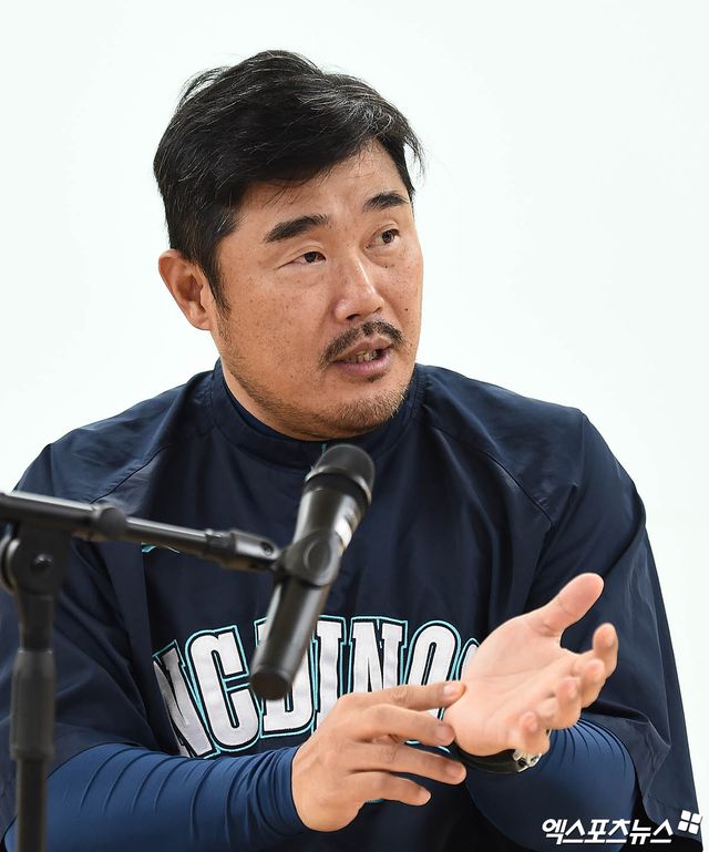 이호준 NC 다이노스 감독이 옛 스승 '야신' 김성근 전 감독으로부터 아시아쿼터 일본인 투수 활용법에 관한 소중한 팁을 전수했다. 엑스포츠뉴스 DB