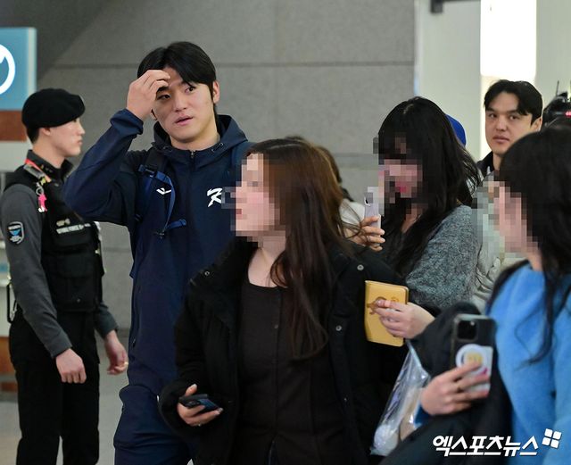 한국 야구 대표팀이 2026 WBC(월드베이스볼클래식) 대비 1차 캠프를 위해 9일 오전 인천국제공항을 통해 사이판으로 출국했다. 출국장으로 향하는 김도영. 인천공항, 김한준 기자