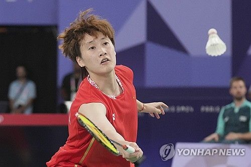 중국 배드민턴 여자단식 스타 천위페이가 말레이시아 오픈 4강에 안착했다. 세계랭킹 4위 천위페이는 9일(한국시간) 말레이시아 쿠알라룸푸르의 악시아타 아레나에서 열린 세계배드민턴연맹(BWF) 월드투어 슈퍼 1000 말레이시아오픈 여자 단식 8강전서 랏차녹 인타논(태국)에 2-0(21-13 21-14) 승리했다. 천위페이가 인타논을 제압하고 준결승에 진출하면서 4강에서 안세영과 맞대결이 성사됐다. 연합뉴스