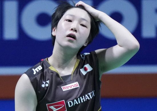 일본 여자 배드민턴의 에이스 야마구치 아카네(세계랭킹 3위)의 기권에 일본 팬들도 충격에 빠졌다. 세계랭킹 1위 안세영, 2위 왕즈이 등과 함께 이번 대회 우승 후보로 꼽혔던 야마구치가 일정을 모두 소화하지도 못하고 경기 도중 기권을 선언한 것이 팬들에게 적지 않은 충격을 주고 있다. 야마구치를 비롯해 이번 말레이시아 오픈(슈퍼 1000) 여자 단식에서 체력 문제로 기권하는 선수들이 연달아 나오자 팬들은 무리하게 대회 일정을 잡은 세계배드민턴연맹(BWF)에게 화살을 돌리는 중이다. 사진 연합뉴스