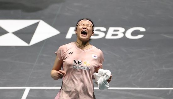 BWF 홈페이지는 9일 오후 11시 천위페이의 말레이시아 오픈 기권을 공식 발표했다. 안세영은 10일 오전 11시 말레이시아 쿠알라룸푸르의 악시아타 아레나에서 4위 천위페이와 BWF 말레이시아 오픈(슈퍼 1000) 준결승을 치르기로 돼 있었다. 안세영은 9일 여자단식 8강에서 덴마크의 리네 케어스펠트(세계랭킹 26위)를 맞아 게임스코어 2-0(21-8 21-9) 완승을 거두고 4강 티켓을 따냈다. 천위페이는 같은 날 8강에서 세계랭킹 7위인 라차녹 인타논을 게임스코어 2-0으로 이겼다. 그러다보니 둘의 대결이 결승전 못지 않은 화제를 모았다. 천위페이는 3경기를 모두 2-0 완승으로 챙기며 쾌조의 컨디션을 알리는 듯 했다. 하지만 준결승 12시간 앞두고 천위페이가 기권했다. 연합뉴스